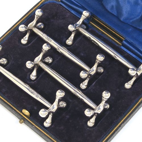 A handsome Sterling Silver set of four knife rests, with traditional cast Jack-style rest ends, and plain round central struts, all in their original dark blue satin and velvet-lined presentation box. Made by Martin Hall and Co., of Sheffield in 1922. The dimensions of this fine hand-made set of four silver knife rests are length 8.5 cms (3.3 inches), height 3 cms (1.25 inches), and they weigh a total of approx. 224g (7.2 troy ounces).