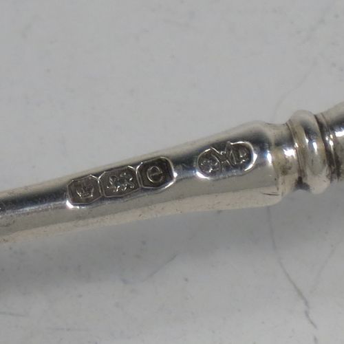 A handsome Sterling Silver pair of knife rests, with traditional cast Jack-style rest ends, and round central struts with reeded decoration. Made by William Hutton & Sons of Sheffield in 1922. The dimensions of this fine hand-made pair of silver knife rests are length 7 cms (2.75 inches), height 2.5 cms (1 inch), and they weigh a total of approx. 43g (1.4 troy ounces).