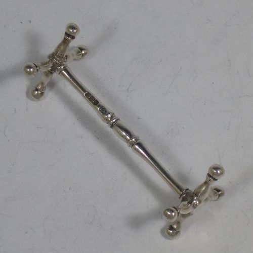 A handsome Sterling Silver pair of knife rests, with traditional cast Jack-style rest ends, and round central struts with reeded decoration. Made by William Hutton & Sons of Sheffield in 1922. The dimensions of this fine hand-made pair of silver knife rests are length 7 cms (2.75 inches), height 2.5 cms (1 inch), and they weigh a total of approx. 43g (1.4 troy ounces).