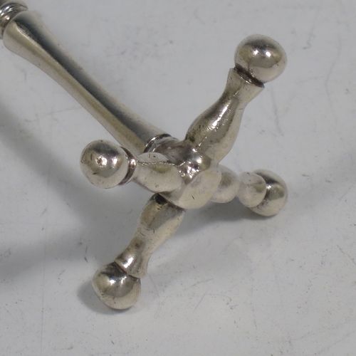 A handsome Sterling Silver pair of knife rests, with traditional cast Jack-style rest ends, and round central struts with reeded decoration. Made by William Hutton & Sons of Sheffield in 1922. The dimensions of this fine hand-made pair of silver knife rests are length 7 cms (2.75 inches), height 2.5 cms (1 inch), and they weigh a total of approx. 43g (1.4 troy ounces).