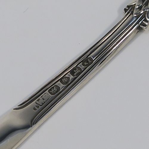 A very handsome Antique Georgian George III Sterling Silver marrow scoop, having a hand-chased shell back above heel on reverse. This elegant silver marrow scoop was made by William Bateman of London in 1825. The dimensions of this fine hand-made antique silver marrow scoop are length 22 cms (8.75 inches), and it weighs approx. 50g (1.6 troy ounces). Please note that this item is monogrammed.   