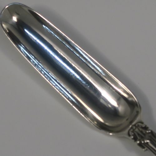 A very handsome Antique Georgian George III Sterling Silver marrow scoop, having a hand-chased shell back above heel on reverse. This elegant silver marrow scoop was made by William Bateman of London in 1825. The dimensions of this fine hand-made antique silver marrow scoop are length 22 cms (8.75 inches), and it weighs approx. 50g (1.6 troy ounces). Please note that this item is monogrammed.   