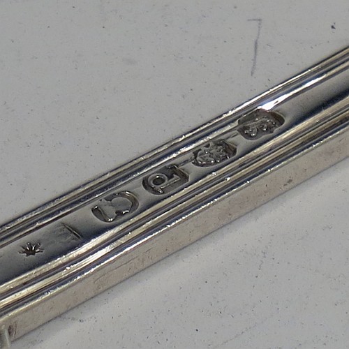 A very handsome Antique Georgian George III Sterling Silver marrow scoop in the Old English Thread pattern, having a double-struck and hand-chased thread. Made by William Eley of London in 1819. The dimensions of this fine hand-made antique silver marrow scoop are length 23 cms (9 inches), and it weighs approx. 60g (2 troy ounces). Please note that this item is crested.