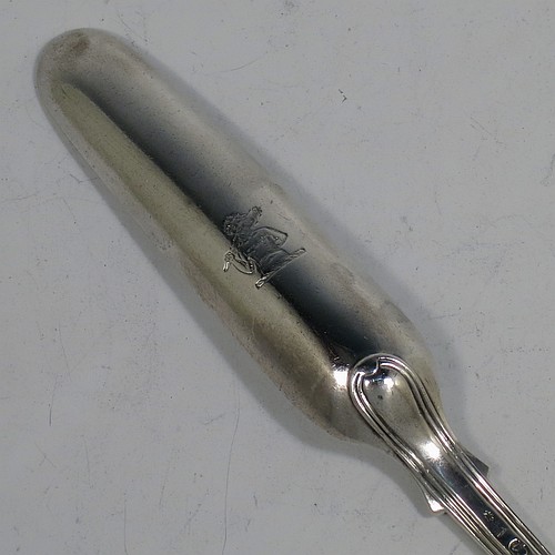 A very handsome Antique Georgian George III Sterling Silver marrow scoop in the Old English Thread pattern, having a double-struck and hand-chased thread. Made by William Eley of London in 1819. The dimensions of this fine hand-made antique silver marrow scoop are length 23 cms (9 inches), and it weighs approx. 60g (2 troy ounces). Please note that this item is crested.