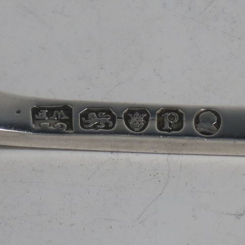 A very handsome Antique Georgian George III Sterling Silver marrow scoop in the Old English Thread pattern. Made by George Smith III and William Fearn of London in 1790. The dimensions of this fine hand-made antique silver marrow scoop are length 21 cms (8.25 inches), and it weighs approx. 49g (1.6 troy ounces).