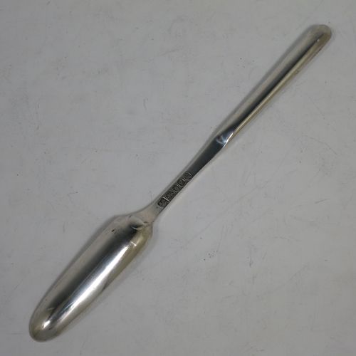 A very handsome Antique Georgian George III Sterling Silver marrow scoop in the Old English Thread pattern. Made by George Smith III and William Fearn of London in 1790. The dimensions of this fine hand-made antique silver marrow scoop are length 21 cms (8.25 inches), and it weighs approx. 49g (1.6 troy ounces).