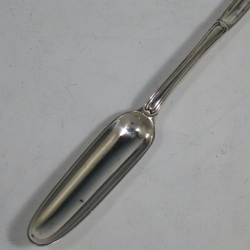 A very handsome Antique Georgian George III Sterling Silver marrow scoop in the Old English Thread pattern. Made by George Smith III and William Fearn of London in 1790. The dimensions of this fine hand-made antique silver marrow scoop are length 21 cms (8.25 inches), and it weighs approx. 49g (1.6 troy ounces).