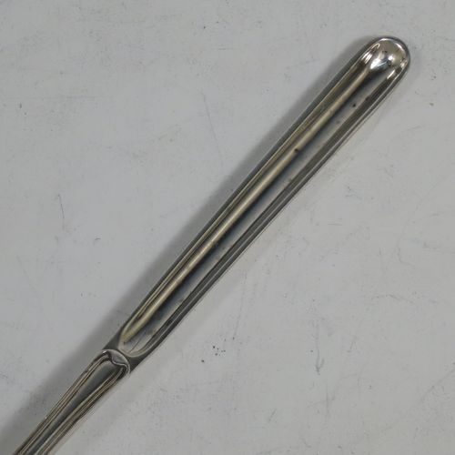 A very handsome Antique Georgian George III Sterling Silver marrow scoop in the Old English Thread pattern. Made by George Smith III and William Fearn of London in 1790. The dimensions of this fine hand-made antique silver marrow scoop are length 21 cms (8.25 inches), and it weighs approx. 49g (1.6 troy ounces).