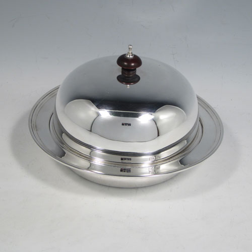 Sterling silver muffin dish, having a plain round body, with lift-off lid and wooden finial, an interior lift-out liner, and sitting on a flat base. Made by the Adie Brothers of Birmingham in 1939. The dimensions of this fine hand-made silver muffin dish are diameter 18 cms (7 inches), height 10 cms (4 inches), and it weighs approx. 480g (15.5 troy ounces).