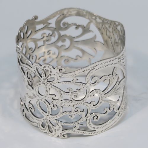 A very pretty Antique Edwardian Art Nouveau style Sterling Silver pair of napkin rings, having round straight-sided bodies with hand-pierced and engraved floral and scroll decoration, all in their original dark blue satin and velvet-lined presentation box. These beautiful antique silver napkin rings were made by George Rhoden of Sheffield in 1909. The dimensions of these fine hand-made antique silver napkin rings are diameter 4.5 cms (1.75 inches), height 4 cms (1.5 inches), and they weigh a total of approx. 63g (2 troy ounces).