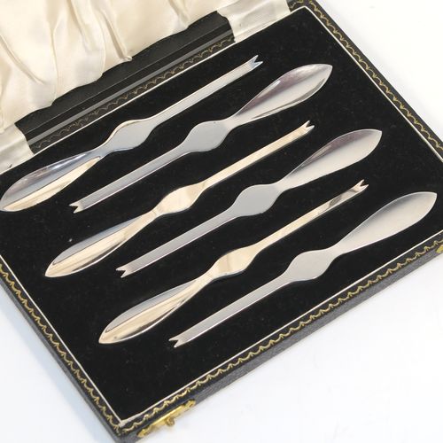 An elegant set of six Lobster picks in a very plain style, all in their original white satin and black velvet-lined presentation box. These handsome silver lobster picks were made by William Suckling of Birmingham in 1960. The dimensions of these fine hand-made silver lobster picks are length 12.5 cms (5 inches), and they weigh a total of 98g (3.2 troy ounces).