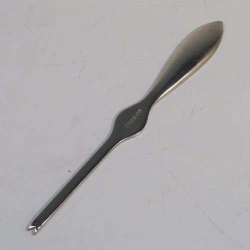 An elegant set of six Lobster picks in a very plain style, all in their original white satin and black velvet-lined presentation box. These handsome silver lobster picks were made by William Suckling of Birmingham in 1960. The dimensions of these fine hand-made silver lobster picks are length 12.5 cms (5 inches), and they weigh a total of 98g (3.2 troy ounces).