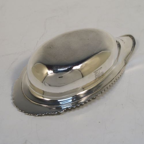 A handsome Antique Georgian Sterling Silver pap boat, in a Regency style having an applied cast gadroon, oak-leaf, and shell upper border, attached to a very plain oval body with a flat base. This elegant antique silver pap boat was made by the Barnard Brothers of London in 1835. The dimensions of this fine hand-made antique silver pap boat are length 13.5 cms (5.25 inches), width 7.5 cms (3 inches), and it weighs approx. 78g (2.5 troy ounces).