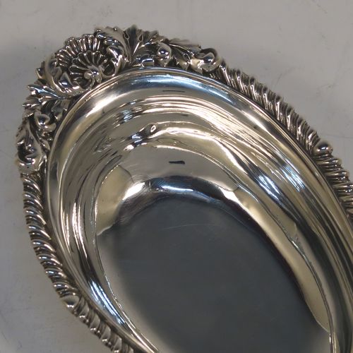 A handsome Antique Georgian Sterling Silver pap boat, in a Regency style having an applied cast gadroon, oak-leaf, and shell upper border, attached to a very plain oval body with a flat base. This elegant antique silver pap boat was made by the Barnard Brothers of London in 1835. The dimensions of this fine hand-made antique silver pap boat are length 13.5 cms (5.25 inches), width 7.5 cms (3 inches), and it weighs approx. 78g (2.5 troy ounces).