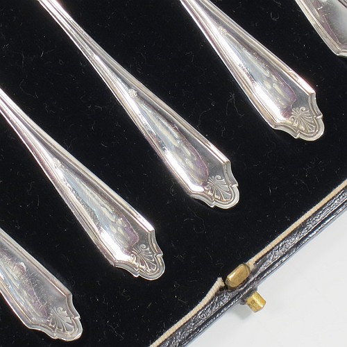 A Sterling Silver set of six pastry forks, having a single-struck reeded Louis pattern handle, and three tined forks, all in their original cream satin and black velvet-lined presentation box. Made by the Cooper Brothers of Sheffield in 1926. The dimensions of these fine hand-made silver pastry forks are length 13 cms (5.25 inches), and they weigh a total of 92g (3 troy ounces).
