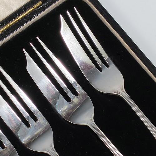 A Sterling Silver set of six pastry forks, having a single-struck reeded Louis pattern handle, and three tined forks, all in their original cream satin and black velvet-lined presentation box. Made by the Cooper Brothers of Sheffield in 1926. The dimensions of these fine hand-made silver pastry forks are length 13 cms (5.25 inches), and they weigh a total of 92g (3 troy ounces).