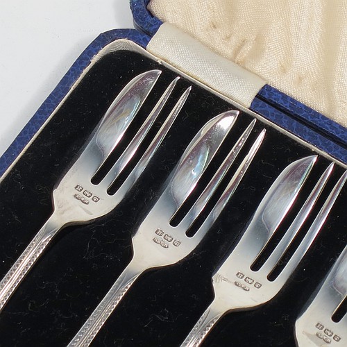 A very pretty Sterling Silver set of six pastry forks, having double-struck Zig-zag and Shell pattern handles, and three tined forks, all in their original cream satin and black velvet-lined presentation box. Made by Marson and Jones of Birmingham in 1932. The dimensions of these fine hand-made silver pastry forks are length 12 cms (4.75 inches), and they weigh a total of 99g (3.2 troy ounces).