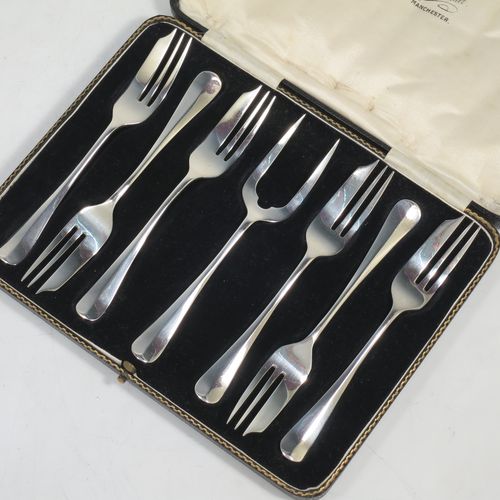 A handsome Sterling Silver set of six pastry forks and a serving fork in the Hanoverian pattern, all in their original cream satin and black velvet-lined presentation box. Made by Charles Boyton and Sons of Sheffield in 1931. The dimensions of these fine hand-made silver pastry forks are length 13.5 cms (5.25 inches), and they weigh a total of 122g (3.9 troy ounces).