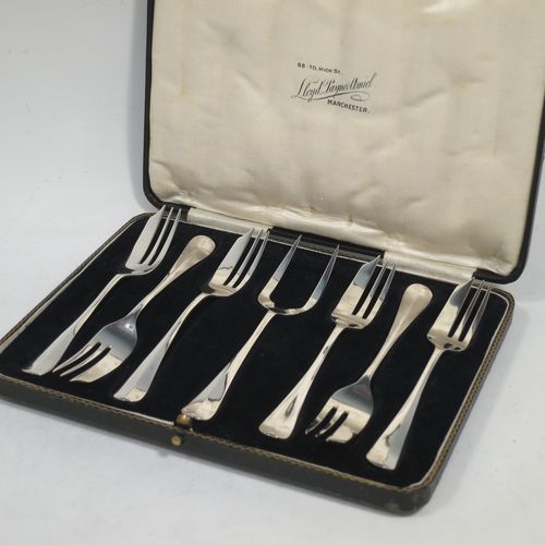 A handsome Sterling Silver set of six pastry forks and a serving fork in the Hanoverian pattern, all in their original cream satin and black velvet-lined presentation box. Made by Charles Boyton and Sons of Sheffield in 1931. The dimensions of these fine hand-made silver pastry forks are length 13.5 cms (5.25 inches), and they weigh a total of 122g (3.9 troy ounces).