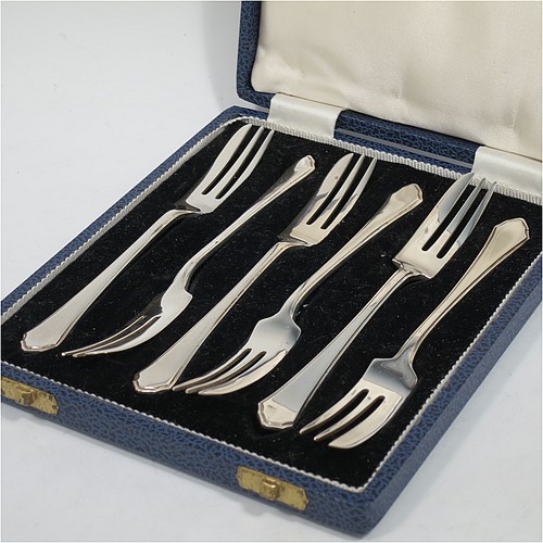 A handsome Sterling Silver set of six pastry forks, having single-struck Windsor pattern handles, and three tined forks, all in their original cream satin and black velvet-lined presentation box. Made by Mappin and Webb of Sheffield in 1935. The dimensions of these fine hand-made silver pastry forks are length 13.5 cms (5.25 inches), and they weigh a total of 129g (4.2 troy ounces).