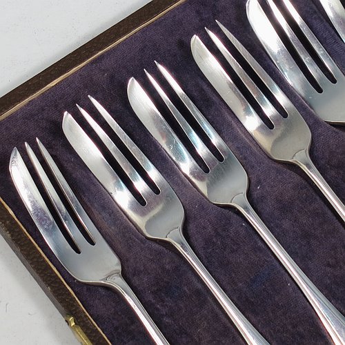 A Sterling Silver set of six pastry forks in the Belmont pattern, with three tined forks, all in their original cream satin and blue velvet-lined presentation box. Made by George William & Percy Shirtcliffe of Sheffield in 1946. The dimensions of these fine hand-made silver pastry forks are length 12.5 cms (5 inches), and they weigh a total of 97g (3 troy ounces).