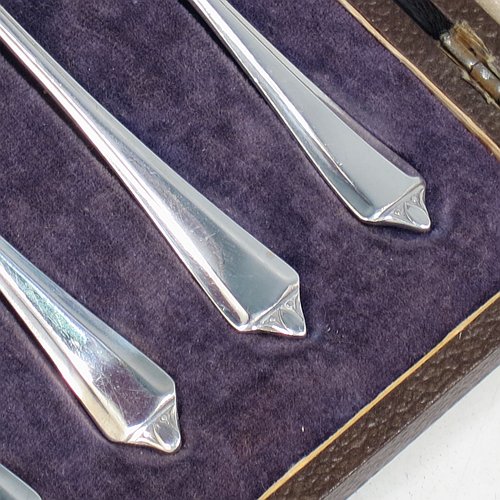 A Sterling Silver set of six pastry forks in the Belmont pattern, with three tined forks, all in their original cream satin and blue velvet-lined presentation box. Made by George William & Percy Shirtcliffe of Sheffield in 1946. The dimensions of these fine hand-made silver pastry forks are length 12.5 cms (5 inches), and they weigh a total of 97g (3 troy ounces).