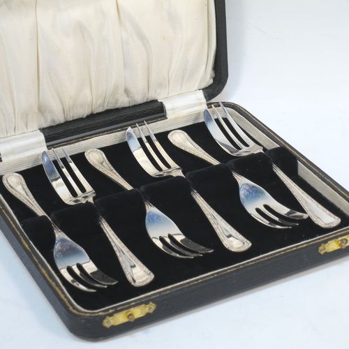 A very pretty Sterling Silver set of six pastry forks, having single-struck pearl and bead handles, and three tined forks, all in their original cream satin and black velvet-lined presentation box. Made by Emile Viner of Sheffield in 1932. The dimensions of these fine hand-made silver pastry forks are length 12.5 cms (5 inches), and they weigh a total of 99g (3.2 troy ounces).  