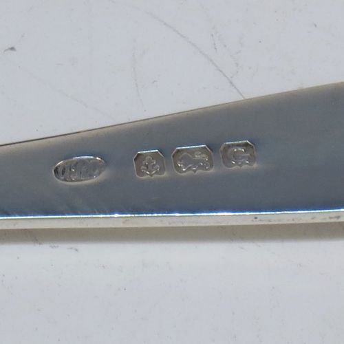 A handsome Sterling Silver set of six pastry forks and a serving fork, all in their original cream satin and black velvet-lined presentation box. Made by Arthur Price of Birmingham in 1931. The dimensions of this set of fine hand-made silver pastry forks are length 12.5 cms (5 inches), and they weigh a total of 113g (3.6 troy ounces).