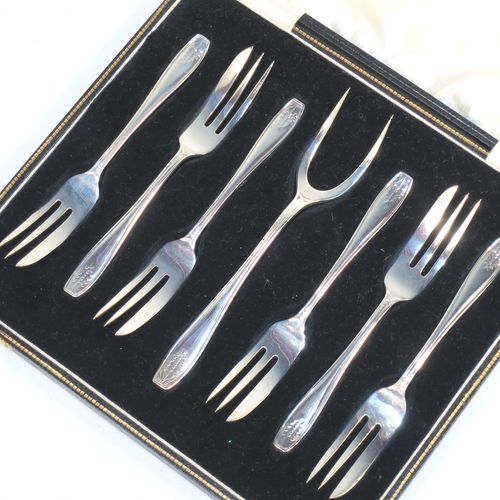 A handsome Sterling Silver set of six pastry forks and a serving fork, all in their original cream satin and black velvet-lined presentation box. Made by Arthur Price of Birmingham in 1931. The dimensions of this set of fine hand-made silver pastry forks are length 12.5 cms (5 inches), and they weigh a total of 113g (3.6 troy ounces).