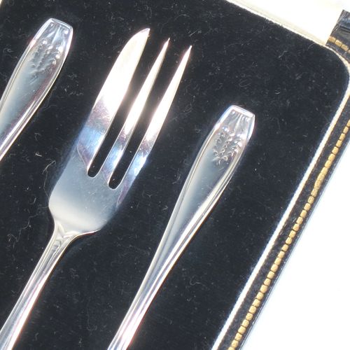 A handsome Sterling Silver set of six pastry forks and a serving fork, all in their original cream satin and black velvet-lined presentation box. Made by Arthur Price of Birmingham in 1931. The dimensions of this set of fine hand-made silver pastry forks are length 12.5 cms (5 inches), and they weigh a total of 113g (3.6 troy ounces).