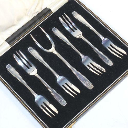 A handsome Sterling Silver set of six pastry forks and a serving fork, all in their original cream satin and black velvet-lined presentation box. Made by Arthur Price of Birmingham in 1931. The dimensions of this set of fine hand-made silver pastry forks are length 12.5 cms (5 inches), and they weigh a total of 113g (3.6 troy ounces).