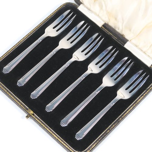 A very elegant Sterling Silver set of six pastry forks in an Art Deco style pattern, with three tined forks, all in their original cream satin and black velvet-lined presentation box. These handsome silver pastry forks were made by the Barker Brothers of Birmingham in 1935. The dimensions of this fine set of hand-made silver pastry forks are length 13 cms (5 inches), and they weigh a total of 136g (4.4 troy ounces).