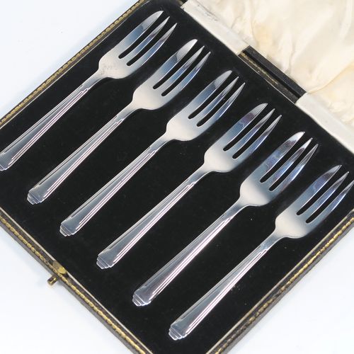 A very elegant Sterling Silver set of six pastry forks in an Art Deco style pattern, with three tined forks, all in their original cream satin and black velvet-lined presentation box. These handsome silver pastry forks were made by the Barker Brothers of Birmingham in 1935. The dimensions of this fine set of hand-made silver pastry forks are length 13 cms (5 inches), and they weigh a total of 136g (4.4 troy ounces).