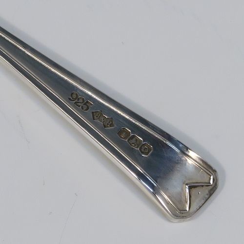 A very elegant Sterling Silver set of six pastry forks in an Art Deco style pattern, with three tined forks, all in their original cream satin and black velvet-lined presentation box. These handsome silver pastry forks were made by Bennet and Heron of Sheffield in 1946. The dimensions of this fine set of hand-made silver pastry forks are length 13 cms (5 inches), and they weigh a total of 150g (4.8 troy ounces).