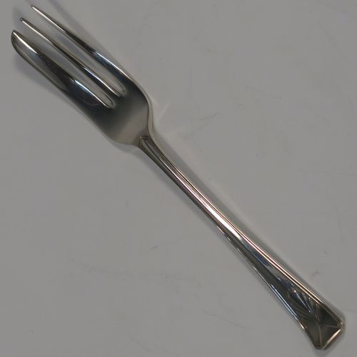 A very elegant Sterling Silver set of six pastry forks in an Art Deco style pattern, with three tined forks, all in their original cream satin and black velvet-lined presentation box. These handsome silver pastry forks were made by Bennet and Heron of Sheffield in 1946. The dimensions of this fine set of hand-made silver pastry forks are length 13 cms (5 inches), and they weigh a total of 150g (4.8 troy ounces).