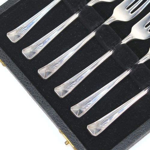 A very elegant Sterling Silver set of six pastry forks in an Art Deco style pattern, with three tined forks, all in their original cream satin and black velvet-lined presentation box. These handsome silver pastry forks were made by Bennet and Heron of Sheffield in 1946. The dimensions of this fine set of hand-made silver pastry forks are length 13 cms (5 inches), and they weigh a total of 150g (4.8 troy ounces).