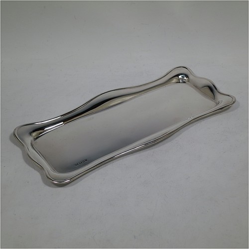 A very handsome Sterling Silver pen tray, having a rectangular body with a wavy raised edge and rounded corners, an applied reeded border, and a plain ground, sitting on a flat base. Made by Robert Pringle of London in 1919. The dimensions of this fine hand-made silver pen tray are length 24 cms (9.5 inches), width 10 cms (4 inches), and it weighs approx. 119g (3.8 troy ounces).    