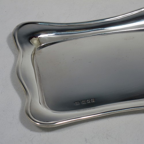 A very handsome Sterling Silver pen tray, having a rectangular body with a wavy raised edge and rounded corners, an applied reeded border, and a plain ground, sitting on a flat base. Made by Robert Pringle of London in 1919. The dimensions of this fine hand-made silver pen tray are length 24 cms (9.5 inches), width 10 cms (4 inches), and it weighs approx. 119g (3.8 troy ounces).
