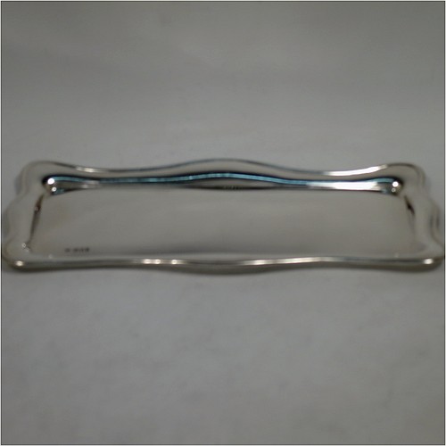 A very handsome Sterling Silver pen tray, having a rectangular body with a wavy raised edge and rounded corners, an applied reeded border, and a plain ground, sitting on a flat base. Made by Robert Pringle of London in 1919. The dimensions of this fine hand-made silver pen tray are length 24 cms (9.5 inches), width 10 cms (4 inches), and it weighs approx. 119g (3.8 troy ounces).