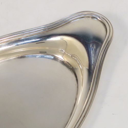 A very handsome Antique Georgian Sterling Silver pen tray, having a very plain oval body with applied reeded borders, and all sitting on a flat base. This elegant antique silver pen tray was made by Thomas Harper I of London in 1796. The dimensions of this fine hand-made antique silver pen tray are length 23.5 cms (9.25 inches), width 9.5 cms (3.75 inches), and it weighs approx. 111g (3.6 troy ounces).