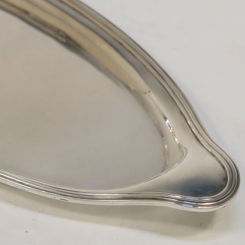 A very handsome Antique Georgian Sterling Silver pen tray, having a very plain oval body with applied reeded borders, and all sitting on a flat base. This elegant antique silver pen tray was made by Thomas Harper I of London in 1796. The dimensions of this fine hand-made antique silver pen tray are length 23.5 cms (9.25 inches), width 9.5 cms (3.75 inches), and it weighs approx. 111g (3.6 troy ounces).