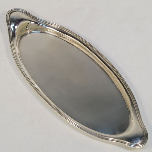 A very handsome Antique Georgian Sterling Silver pen tray, having a very plain oval body with applied reeded borders, and all sitting on a flat base. This elegant antique silver pen tray was made by Thomas Harper I of London in 1796. The dimensions of this fine hand-made antique silver pen tray are length 23.5 cms (9.25 inches), width 9.5 cms (3.75 inches), and it weighs approx. 111g (3.6 troy ounces).