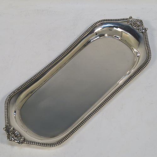 A very handsome Antique Georgian Sterling Silver pen tray, having a shaped rectangular body, with a plain flat ground, applied gadroon borders and cast shells at either end, and all sitting on a flat base. This beautiful antique silver pen tray was made in London in 1814. The dimensions of this fine hand-made antique silver pen tray are length 24 cms (9.5 inches), width 10 cms (4 inches), and it weighs approx. 140g (4.5 troy ounces).