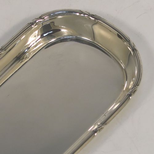 A very elegant Antique Sterling Silver pen tray, having a very plain rectangular body with rounded ends, an applied reed and ribbon border, and all sitting on a flat base. This handsome silver pen tray was made by Stokes and Ireland of Chester in 1914. The dimensions of this fine hand-made antique silver pen tray are length 24 cms (9.5 inches), width 6.5 cms (2.5 inches), and it weighs approx. 108g (3.5 troy ounces).