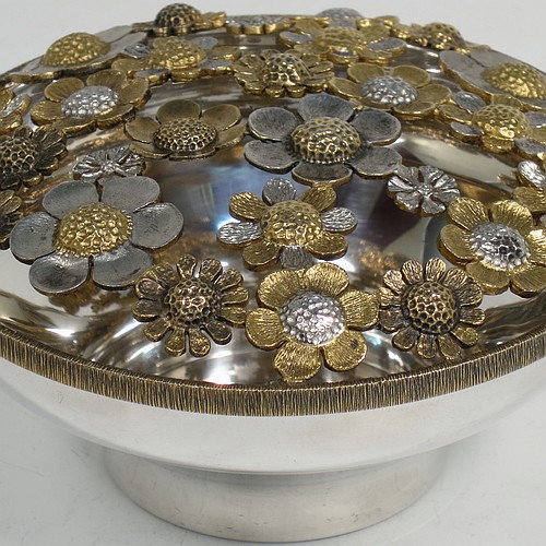 A very pretty Sterling Silver pot pourri holder, having a plain round bellied lower body, and a pull-off pierced grill made up of joined cast flower heads in differing sizes, some of which are gold-gilt, and all sitting on a flat base. Made by Richard Cooke of London in 1983. The dimensions of this fine hand-made silver pot-pourri holder are diameter 11 cms (4.25 inches), height 5.5 cms (2.25 inches), and it weighs approx. 235g (7.6 troy ounces).