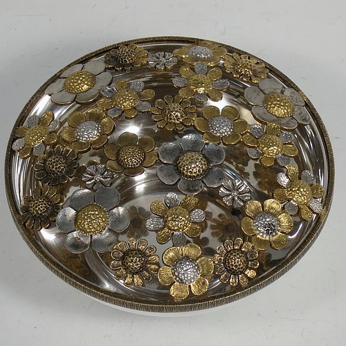 A very pretty Sterling Silver pot pourri holder, having a plain round bellied lower body, and a pull-off pierced grill made up of joined cast flower heads in differing sizes, some of which are gold-gilt, and all sitting on a flat base. Made by Richard Cooke of London in 1983. The dimensions of this fine hand-made silver pot-pourri holder are diameter 11 cms (4.25 inches), height 5.5 cms (2.25 inches), and it weighs approx. 235g (7.6 troy ounces).