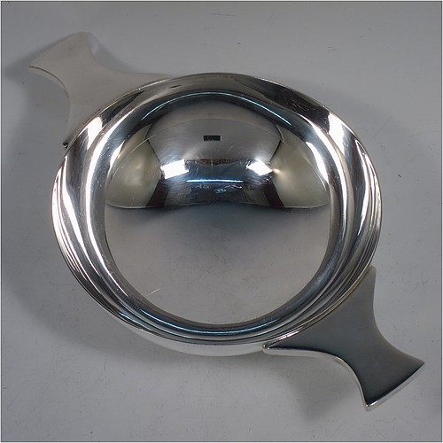 A very handsome and large Sterling Silver Scottish quaich, having a very plain round body, with two side handles, and sitting on a collet foot. Made by Mappin and Webb of Edinburgh in 1997. The dimensions of this fine hand-made silver quaich are diameter of body 13 cms (5 inches), height 5 cms (2 inches), and it weighs approx. 318g (10 troy ounces).    