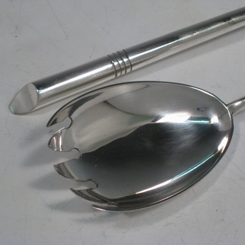 Antique Victorian sterling silver pair of Arts and Crafts salad servers, having very plain bodies, with oval bowls, tapering handles with bands of reeded engraving. Made by Henry Wilkinson of Sheffield in 1898. The length of these silver salad servers are 28 cms (11 inches), and the total weight is approx. 126g (4.1 troy ounces).