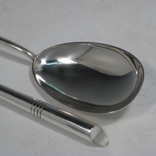 Antique Victorian sterling silver pair of Arts and Crafts salad servers, having very plain bodies, with oval bowls, tapering handles with bands of reeded engraving. Made by Henry Wilkinson of Sheffield in 1898. The length of these silver salad servers are 28 cms (11 inches), and the total weight is approx. 126g (4.1 troy ounces).