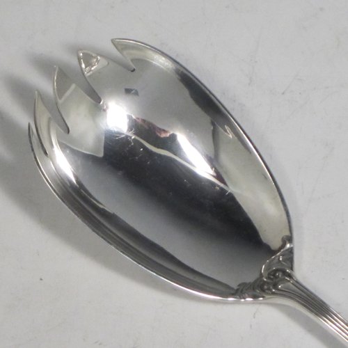 Antique Edwardian sterling silver pair of salad servers, having very plain oval bowls, featuring reeded handles with hand-chased floral terminals. Made by Roberts and Belk of Sheffield in 1907. The length of these fine hand-made silver salad servers are 22 cms (8.75 inches), and the total weight is approx. 198g (6.4 troy ounces).